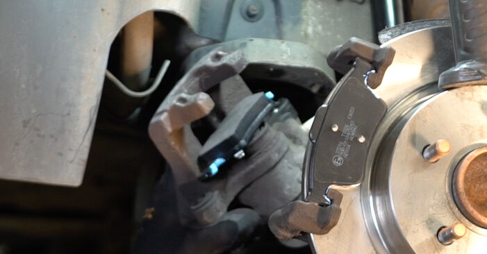 Schrittweise Anleitung zum eigenhändigen Ersatz von Volvo C30 533 2011 1.6 Bremsbeläge