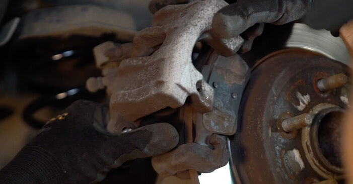 Wie lange benötigt das Auswechseln der Teile: Bremsbeläge beim Volvo S40 mk2 2012 - Detailliertes PDF-Tutorial