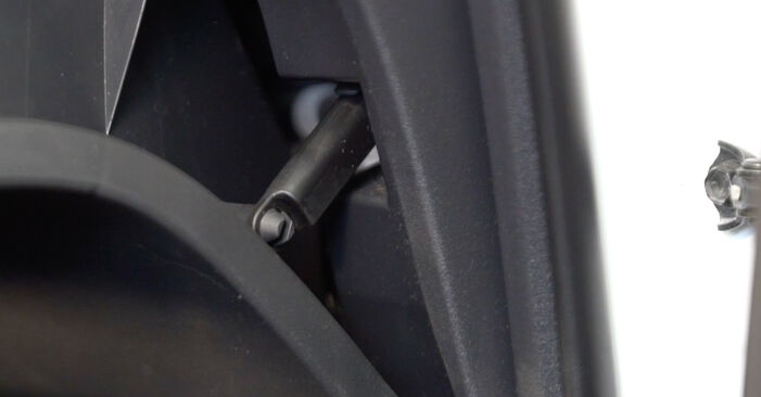 Aké náročné to je, ak to budete chcieť urobiť sami: Kabínový filter výmena na aute Toyota Camry XV40 2.4 Hybrid (AHV40_) 2012 – stiahnite si ilustrovaný návod