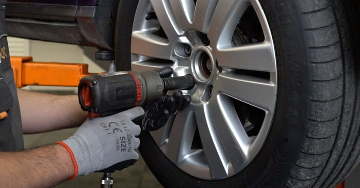 Как да сменим VW Jetta Mk7 Седан (BU3) 1.4 TSI 2018 Накрайник на напречна кормилна щанга - стъпка по стъпка инструкции и видео ръководства
