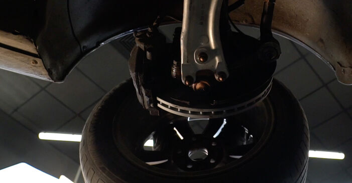 Wie man Bremsscheiben am VW Caddy V California (SBB, SBJ) 2020 ersetzt - Kostenfreie PDF- und Videotipps