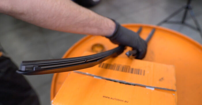 Cómo cambiar Escobillas de Limpiaparabrisas en un Honda CR-V IV 2012 - Manuales en PDF y en video gratuitos
