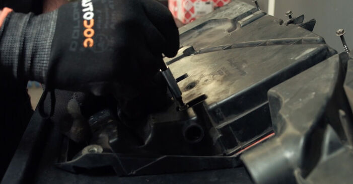 Wie man Luftfilter am FORD Fiesta Mk5 Limousine (JAS, JBS) 2012 ersetzt - Hinweise und Ratschläge