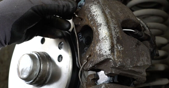 Wie kompliziert ist es, selbst zu reparieren: Bremsbeläge am W210 E 240 2.4 (210.061) 2001 ersetzen – Laden Sie sich illustrierte Wegleitungen herunter