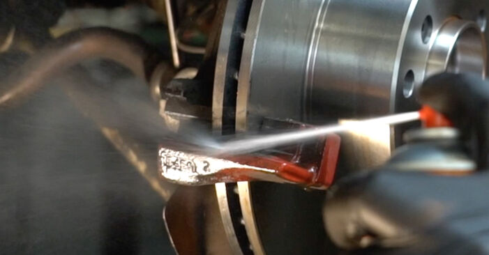Slik bytter du ALPINA ROADSTER (Z8) 4.8 V8 2003 Bremseklosser selv – trinn-for-trinn veiledninger og videoer