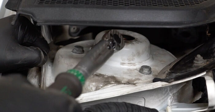 Cambio Molla Ammortizzatore posteriore (sinistro e destro) su VW GOLF 1.6 TDI 2011. Questo manuale d'officina gratuito ti aiuterà a farlo da solo