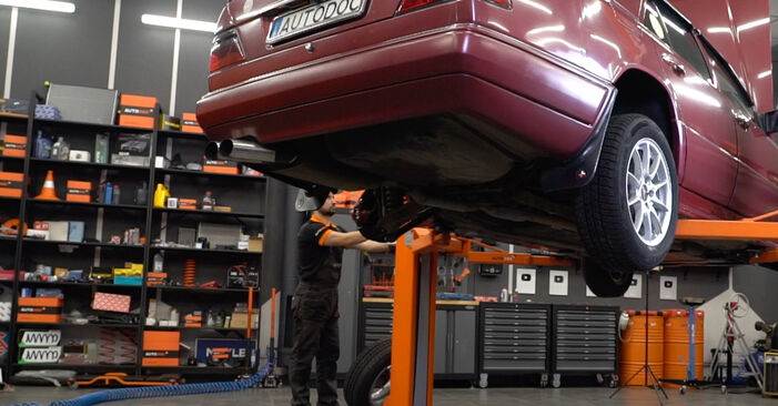 Tauschen Sie Bremssattel Reparatursatz beim MERCEDES-BENZ E-Klasse Limousine (W124) E 220 2.2 (124.022) 1996 selbst aus