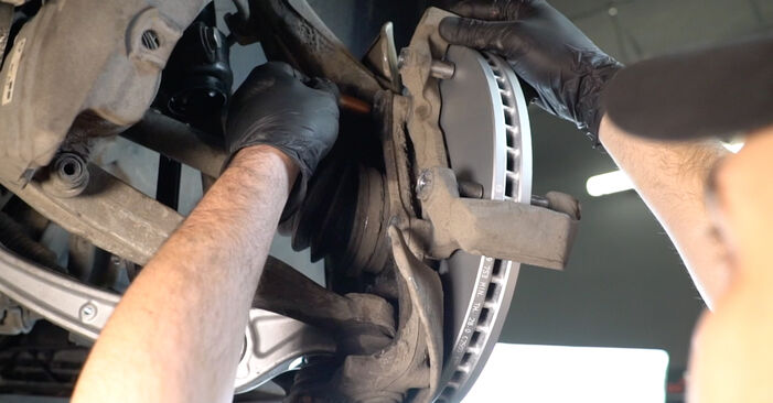 Wie man Bremsscheiben am AUDI A5 Coupe (8T3) 2012 wechselt – Laden Sie sich PDF-Wegleitungen und Videoanweisungen herunter