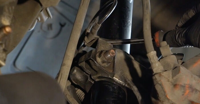 Wie schmierig ist es, selber zu reparieren: ABS Sensor beim BMW E93 320d 2.0 2012 wechseln – Downloaden Sie sich Bildanleitungen