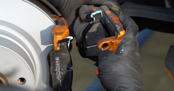 BMW X1 Stabdžių Kaladėlės keitimas: nemokamos remonto instrukcijos