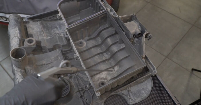 Wie schmierig ist es, selber zu reparieren: Luftfilter beim VW Polo 9n Limousine 1.6 2008 wechseln – Downloaden Sie sich Bildanleitungen