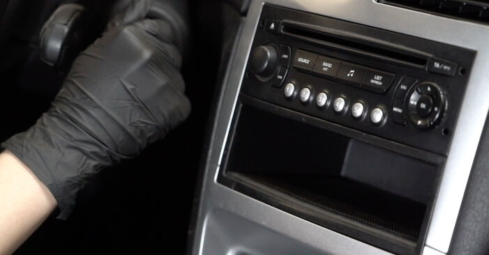 Wie man Scheibenwischer am Citroen C6 Limousine 2005 ersetzt - Kostenfreie PDF- und Videotipps