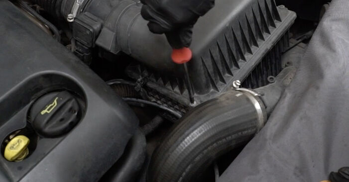 Wymiana Filtr powietrza Peugeot 307 Kombi 1.6 16V 2002 - darmowe instrukcje PDF i wideo