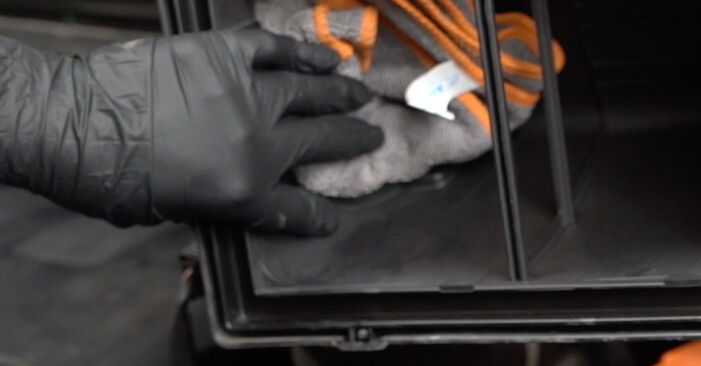 Ersetzen Sie Luftfilter am PEUGEOT RCZ Coupe 1.6 THP 150 2013 selber