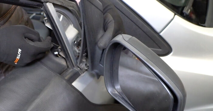 Колко време отнема смяната: Външно огледало на Ford Focus DB3 2009 - информативен PDF наръчник