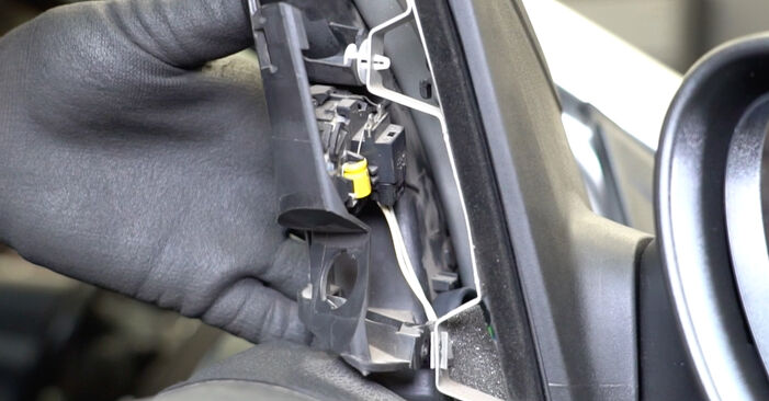 Stufenweiser Leitfaden zum Teilewechsel in Eigenregie von Ford Focus DB3 2009 2.0 Außenspiegel
