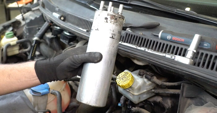 Reemplazo de Filtro de Combustible en un VW CALIFORNIA 2.5 TDI: guías online y video tutoriales