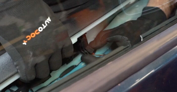 Wie man VW Bora Limousine (1J2) 1.6 1999 Fensterheber wechselt - Schritt-für-Schritt-Leitfäden und Video-Tutorials