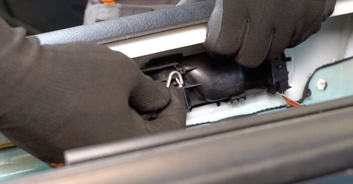 Wie man Fensterheber am VW Bora Limousine (1J2) 2003 wechselt – Laden Sie sich PDF-Wegleitungen und Videoanweisungen herunter