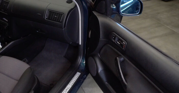 Come cambiare Alzacristalli posteriore e anteriore su VW Bora Variant 1.9 TDI 1999 - manuali PDF e video gratuiti