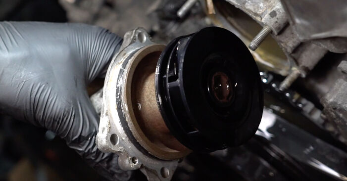 Wie schmierig ist es, selber zu reparieren: Wasserpumpe + Zahnriemensatz beim BMW E36 Cabrio 323 i 1999 wechseln – Downloaden Sie sich Bildanleitungen