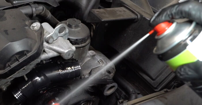 Wie problematisch ist es, selber zu reparieren: Wasserpumpe + Zahnriemensatz beim BMW E36 Cabrio 323 i 1999 auswechseln – Downloaden Sie sich bebilderte Tutorials
