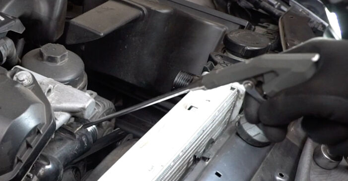 Cómo cambiar Bomba de Agua + Kit de Distribución en un BMW Z3 Roadster (E36) 1998 - consejos y trucos