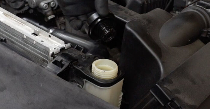 Sostituzione di Pompa acqua + kit distribuzione BMW Z3 1.8 i0: guide online e tutorial video