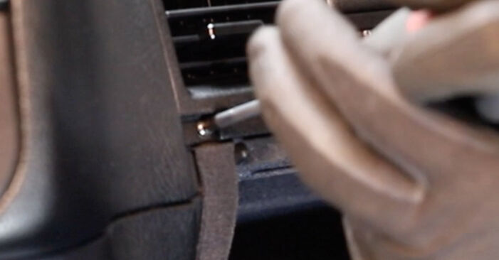Kā nomainīt BMW 3 Cabrio (E36) 318 i 1994 Salona filtrs - pakāpeniskās rokasgrāmatas un video ceļveži