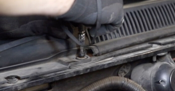 Wie schmierig ist es, selber zu reparieren: Innenraumfilter beim Ford Mondeo b5y ST220 3.0 2006 wechseln – Downloaden Sie sich Bildanleitungen