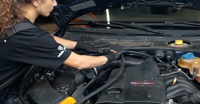 Wie lange braucht der Teilewechsel: Innenraumfilter am Audi 80 Cabrio 1999 - Einlässliche PDF-Wegleitung