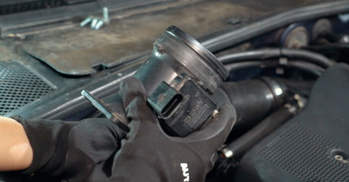 Wie schmierig ist es, selber zu reparieren: Luftmassenmesser beim Audi A3 8L 1.9 TDI 2002 wechseln – Downloaden Sie sich Bildanleitungen
