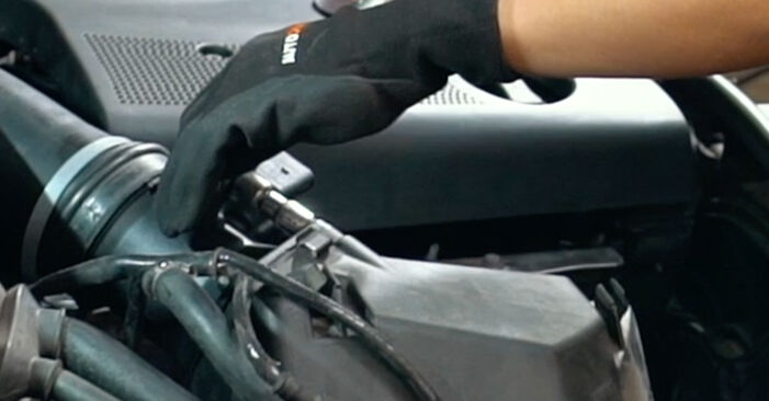 Wie lange braucht der Teilewechsel: Luftmassenmesser am VW New Beetle Cabrio 2010 - Einlässliche PDF-Wegleitung