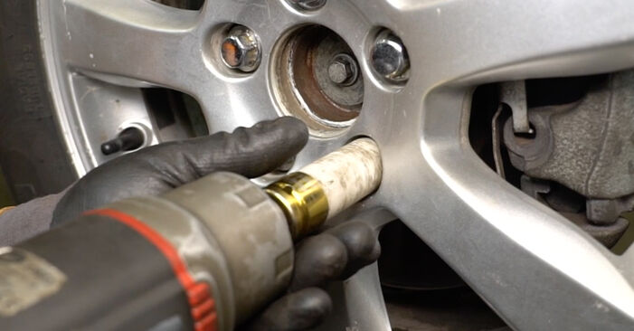 Bremsbeläge beim VOLVO V70 2.0 D 2014 selber erneuern - DIY-Manual