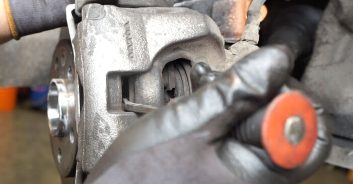 Wie schmierig ist es, selber zu reparieren: Bremsbeläge beim Volvo v70 bw 2.0 D4 2013 wechseln – Downloaden Sie sich Bildanleitungen