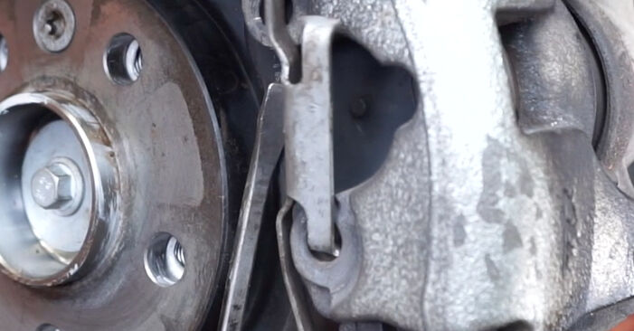 Bremsbeläge beim VOLVO V70 2.0 D 2014 selber erneuern - DIY-Manual