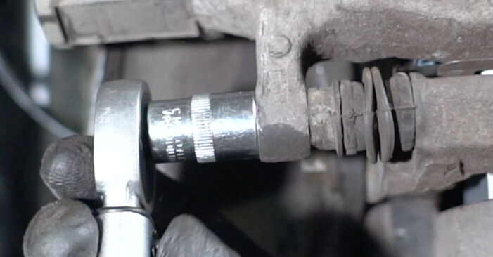 Kuinka Vaihtaa Jarrupalat Taakse Volvo V70 BW autoon Vaihto ohje