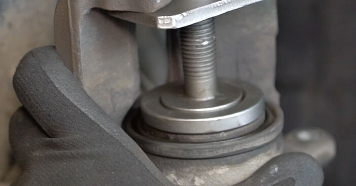 Nissan Micra K12 1.2 16V 2008 Bremsscheiben wechseln: wie schwer ist es, selbst zu reparieren - Downloaden Sie sich illustrierte Anleitungen