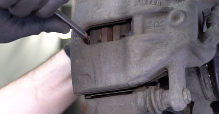 Kako težko to naredite sami: Zavorni kolut zamenjava na Nissan Micra K12 1.2 16V 2008 - prenesite slikovni vodnik