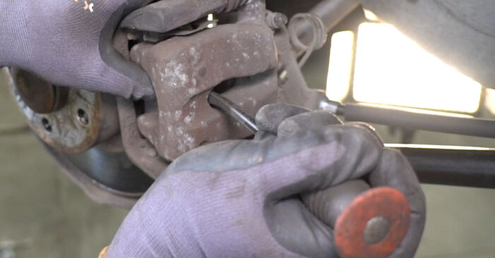 Wie kompliziert ist es, selbst zu reparieren: Bremsscheiben am Alfa Romeo 156 932 2.0 JTS 2003 ersetzen – Laden Sie sich illustrierte Wegleitungen herunter