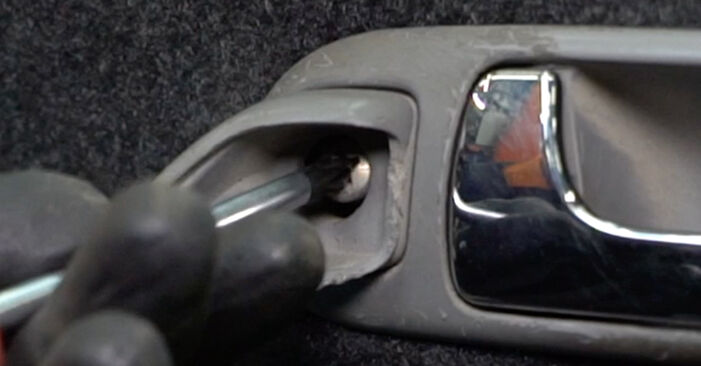 Jak wymienić Podnośnik szyby w SEAT Arosa (6H) 1.4 16V 2002: pobierz instrukcje PDF i instrukcje wideo