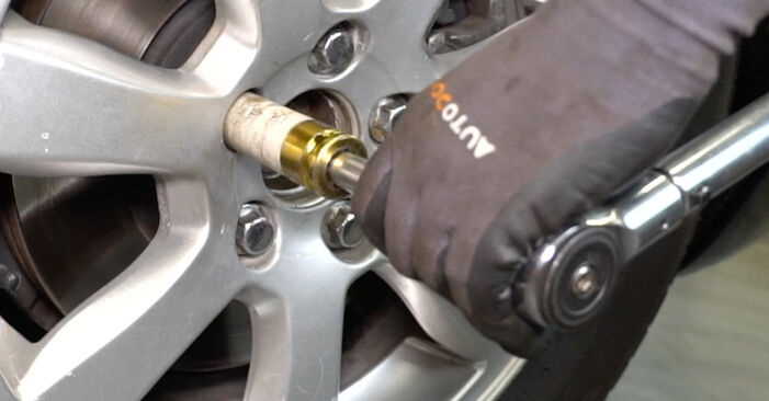 Wie schmierig ist es, selber zu reparieren: Bremsscheiben beim Volvo XC70 Kombi 2.4 D 2013 wechseln – Downloaden Sie sich Bildanleitungen