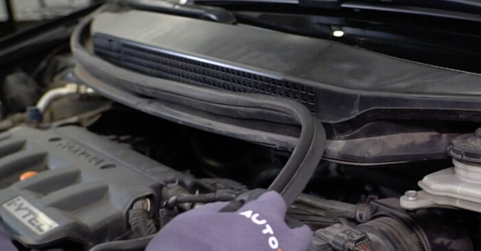 Wymiana Tarcza hamulcowa Honda Civic 9 1.8 (FB2) 2011 - darmowe instrukcje PDF i wideo