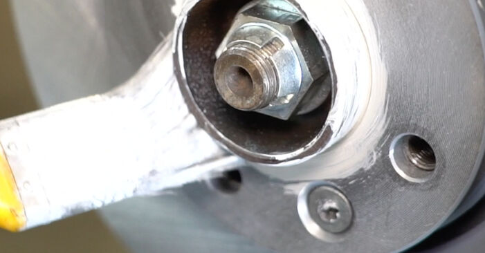 Hinweise des Automechanikers zum Wechseln von NISSAN NOTE (E12) 1.2 DIG-S 2013 Bremsscheiben