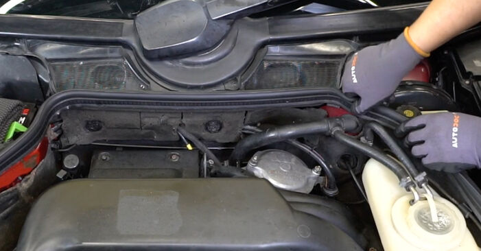 Wymiana Filtr powietrza kabinowy Mercedes A124 E 220 2.2 (124.062) 1993 - darmowe instrukcje PDF i wideo