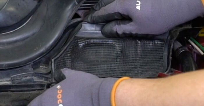 Tauschen Sie Innenraumfilter beim Mercedes C124 1993 E 200 2.0 (124.040) selber aus