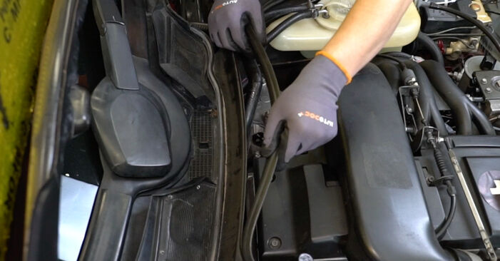 Come cambiare Filtro Antipolline carbone attivo e antibatterico su Mercedes S124 E 250 2.5 Turbo Diesel (124.186) 1993 - manuali PDF e video gratuiti