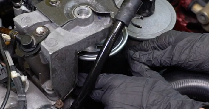 Wie kompliziert ist es, selbst zu reparieren: Kraftstofffilter am Mercedes T1 602 310 D 2.9 1983 ersetzen – Laden Sie sich illustrierte Wegleitungen herunter