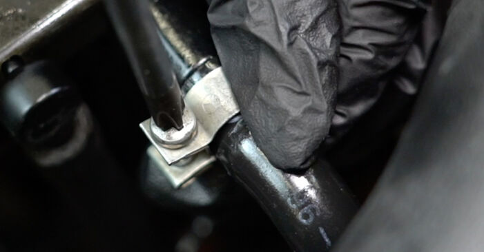 Trinn-for-trinn anbefalinger for hvordan du kan bytte Mercedes T1 Flatvogn lastebil 602 1990 310 2.3 Drivstoffilter selv