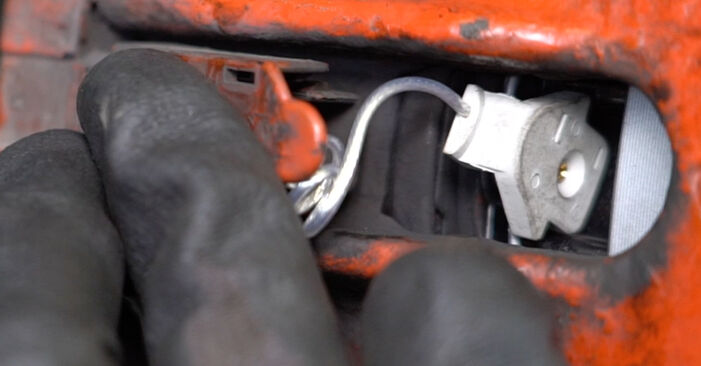 Samodzielna wymiana Klocki Hamulcowe w MERCEDES-BENZ W124 Coupe (C124) 230 CE 2.3 (124.043) 1990